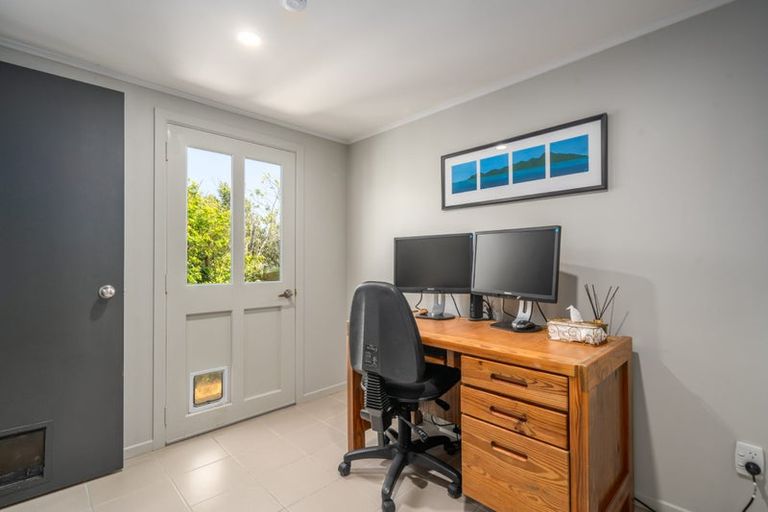 Photo of property in 11 Pauline Way, Paparangi, Wellington, 6037