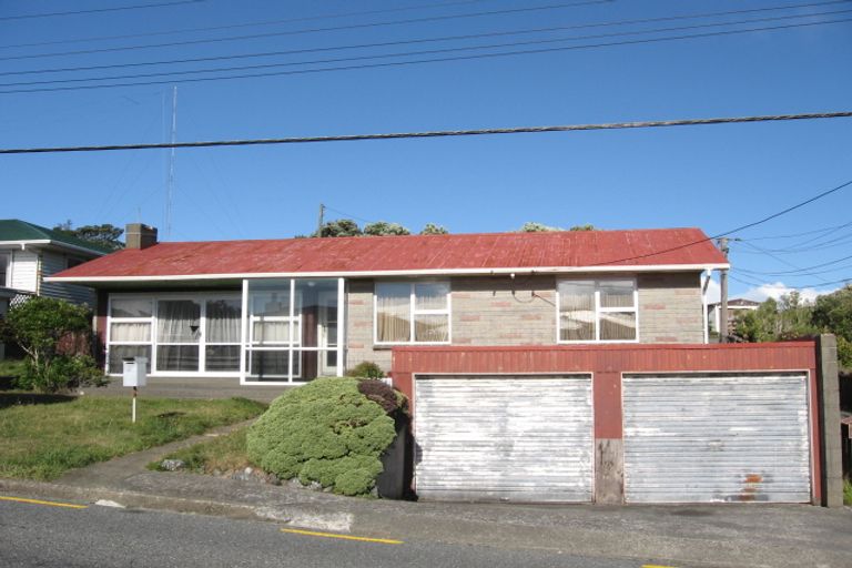 Photo of property in 16 Kenmore Street, Newlands, Wellington, 6037