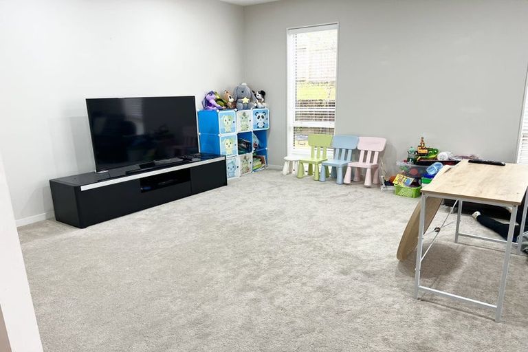 Photo of property in 68 Harrowglen Drive, Northcross, Auckland, 0630