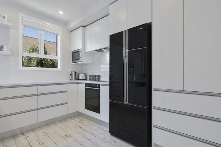 Photo of property in 3 Kitchener Terrace, Moturoa, New Plymouth, 4310