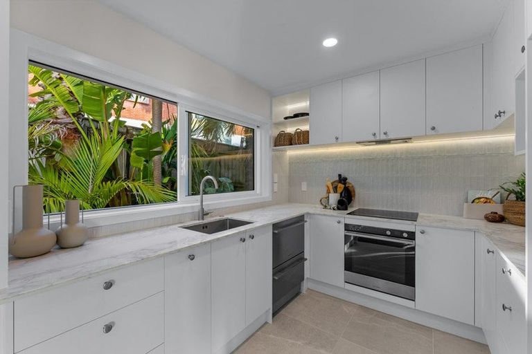 Photo of property in 2/3a Richards Avenue, Forrest Hill, Auckland, 0620