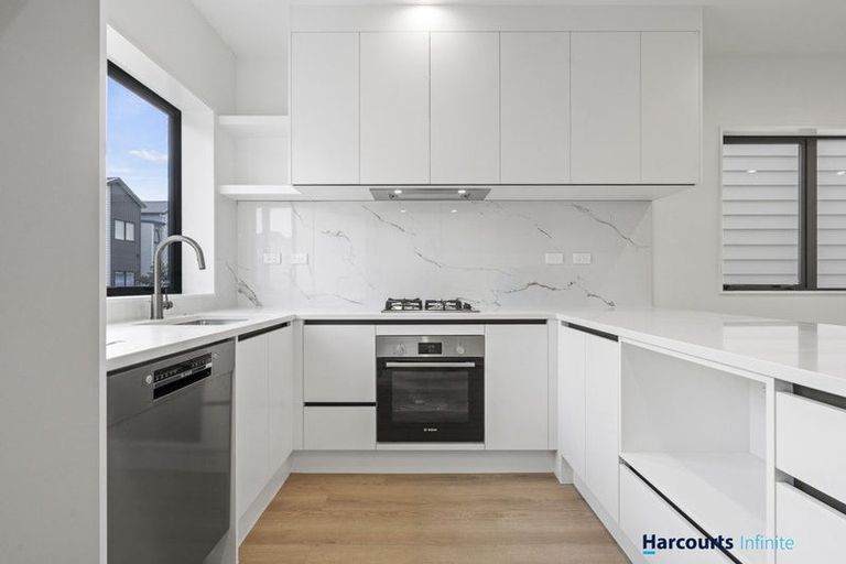 Photo of property in 32 Whare Kauri Road, Papakura, 2110