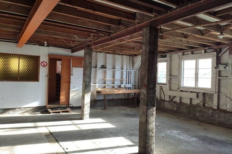 Photo of property in 20 Victoria Road, New Plymouth, 4310