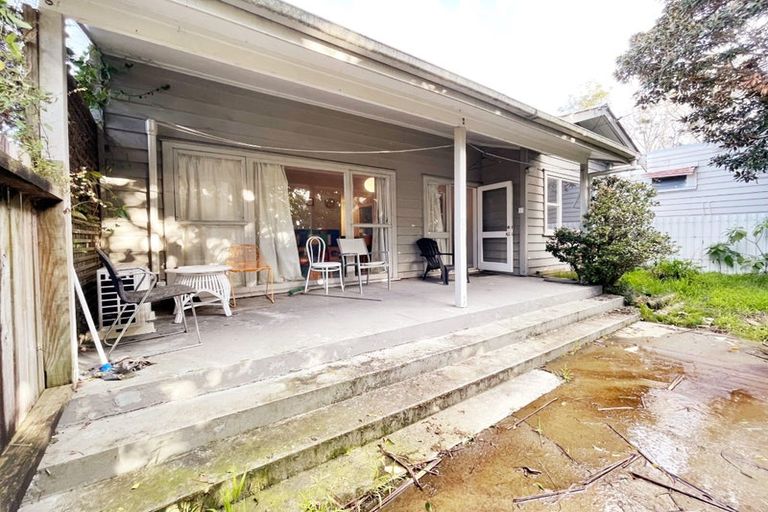 Photo of property in 34 Titirangi Road, New Lynn, Auckland, 0600