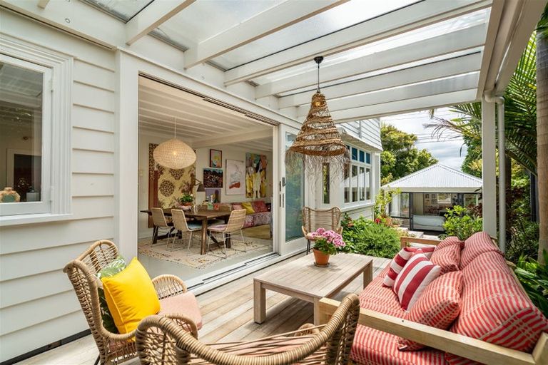 Photo of property in 5 Turnbull Road, Narrow Neck, Auckland, 0624