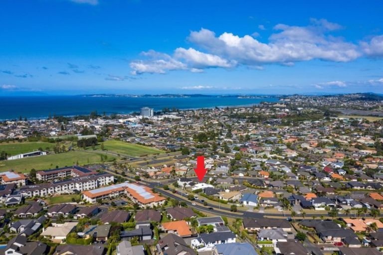 Photo of property in 17 Grand Drive, Orewa, 0931