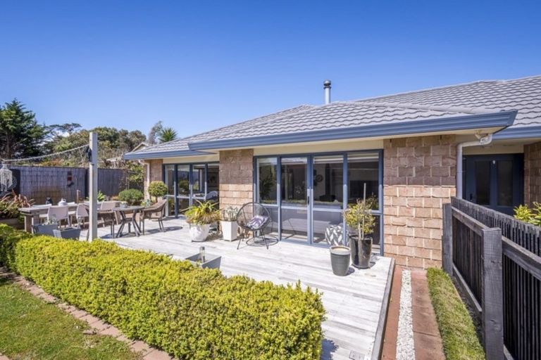 Photo of property in 3 Holcombe Drive, Paraparaumu, 5032