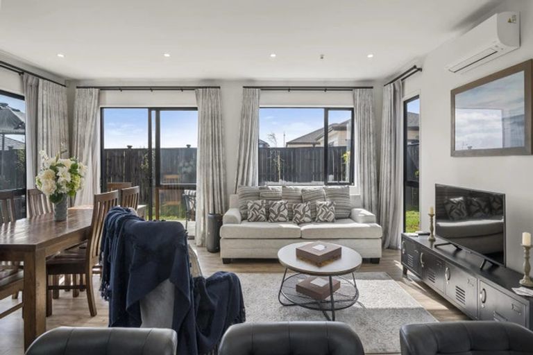 Photo of property in 11 Koiora Road, Clarks Beach, 2122