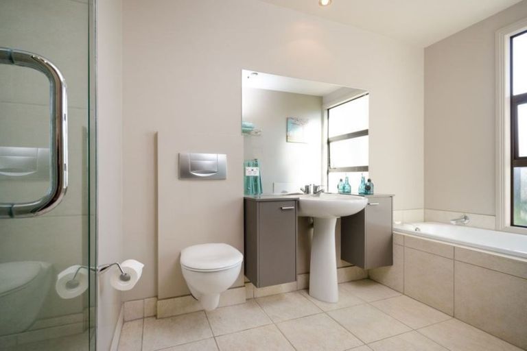 Photo of property in 135 Wiseley Road, West Harbour, Auckland, 0618