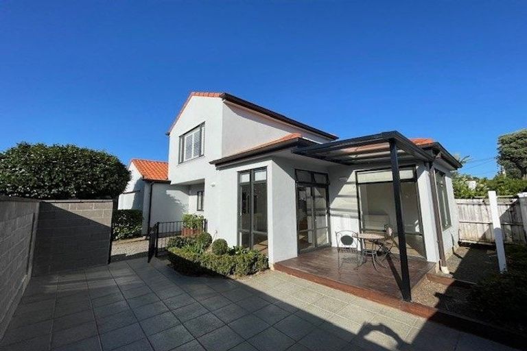 Photo of property in 13 Frieston Road, Milford, Auckland, 0620