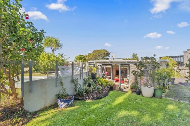 Photo of property in 7/18 Parr Terrace, Castor Bay, Auckland, 0620