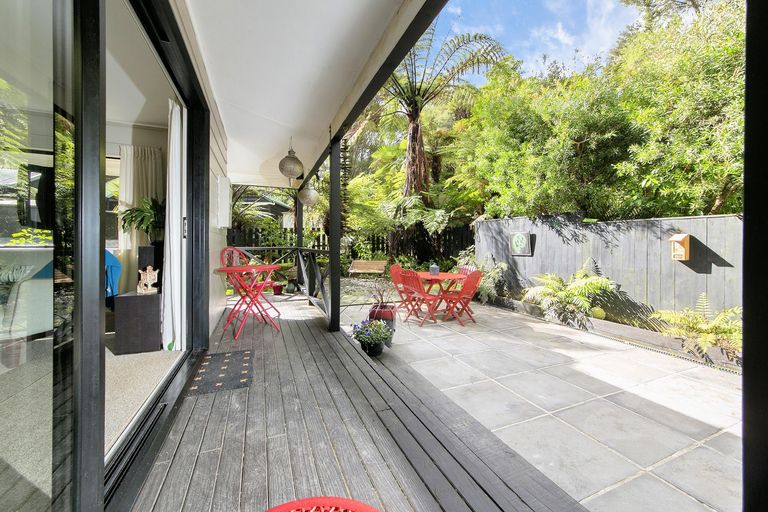 Photo of property in 420 Scenic Drive, Waiatarua, Auckland, 0612