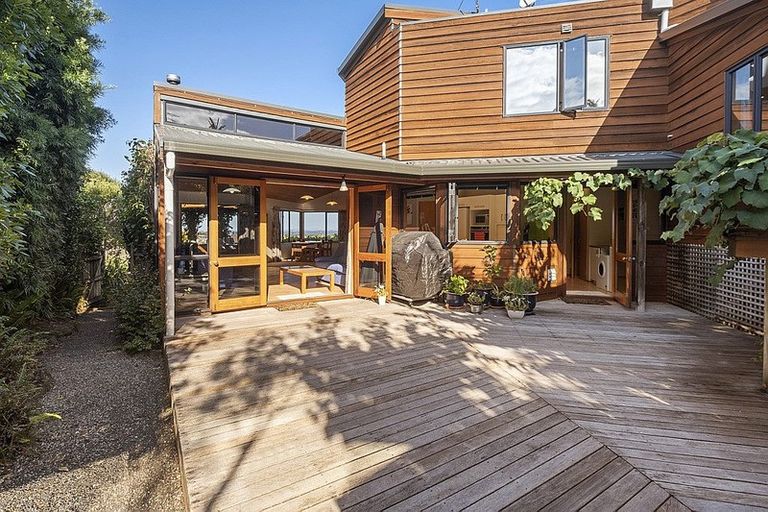 Photo of property in 11 Calypso Place, Rothesay Bay, Auckland, 0630