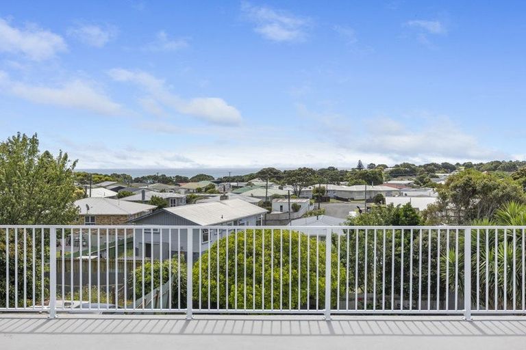 Photo of property in 9 Mount View Place, Spotswood, New Plymouth, 4310