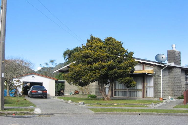 Photo of property in 10 Dupre Place, Cobden, Greymouth, 7802
