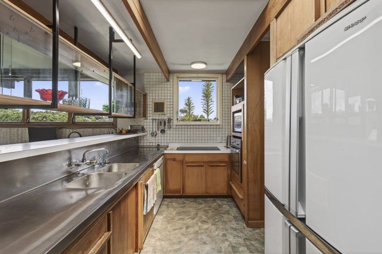 Photo of property in 9 Whitby Place, Westown, New Plymouth, 4310