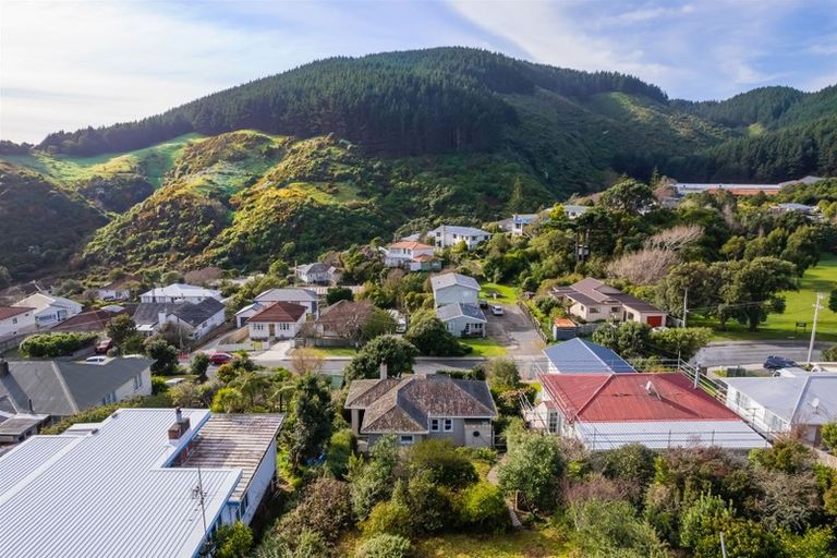 Photo of property in 38 Raroa Terrace, Tawa, Wellington, 5028