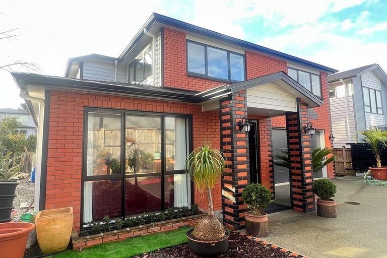 Photo of property in 25 Armstrong Place, New Lynn, Auckland, 0600