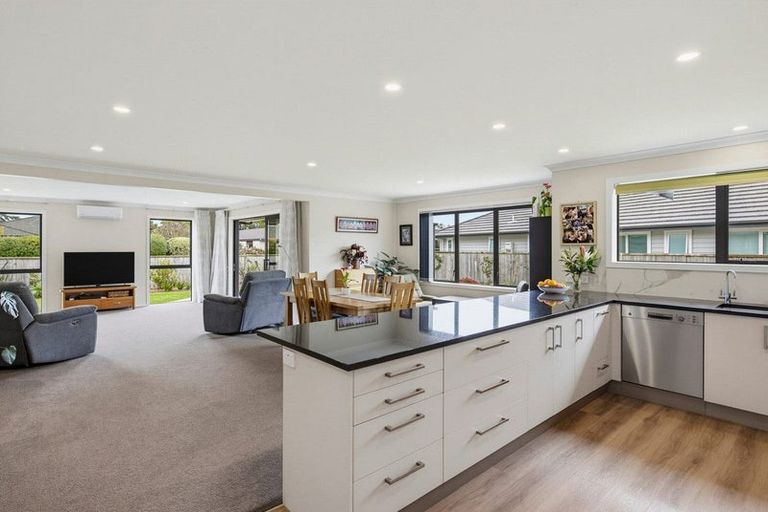 Photo of property in 35 Waipunahau Road, Waikanae, 5036