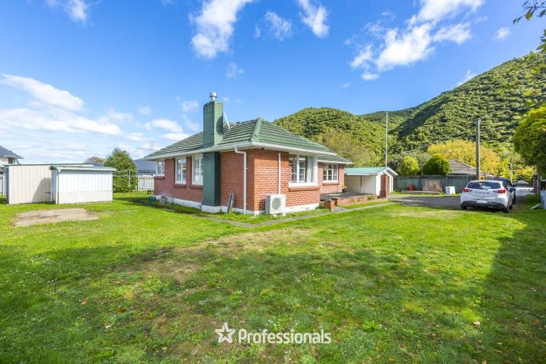 Photo of property in 35 Black Beech Street, Birchville, Upper Hutt, 5018