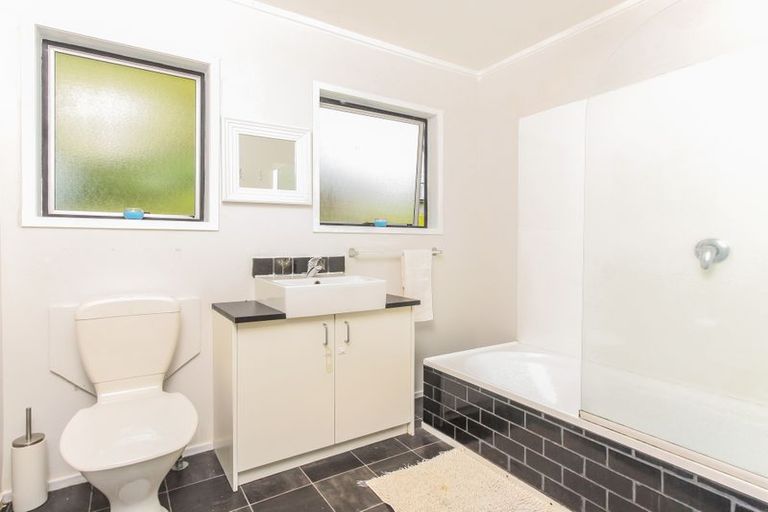 Photo of property in 1/135a Glengarry Road, Glen Eden, Auckland, 0602