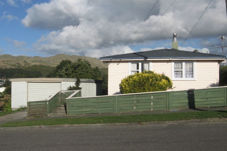 Photo of property in 6 Worcester Place, Cannons Creek, Porirua, 5024