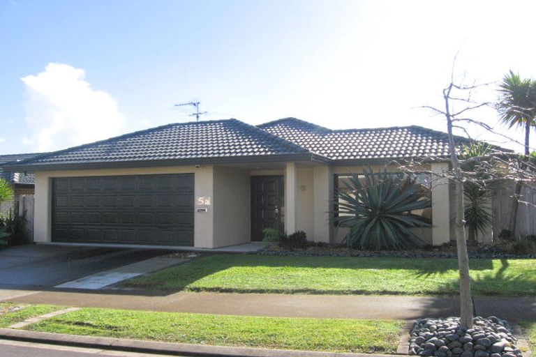 Photo of property in 5 Brittas Place, East Tamaki, Auckland, 2016