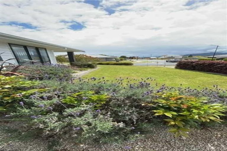 Photo of property in 12 Kahukaka Road, One Tree Point, 0118