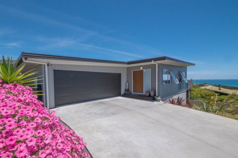 Photo of property in 11 Nancy Wake Place, Cable Bay, 0420