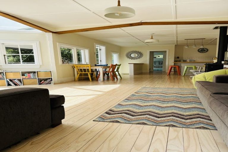 Photo of property in 8 Pendrell Road, Piha, New Lynn, 0772