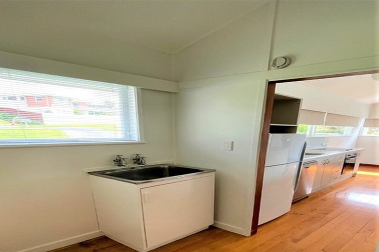 Photo of property in 16 Martin Crescent, Northcote, Auckland, 0627