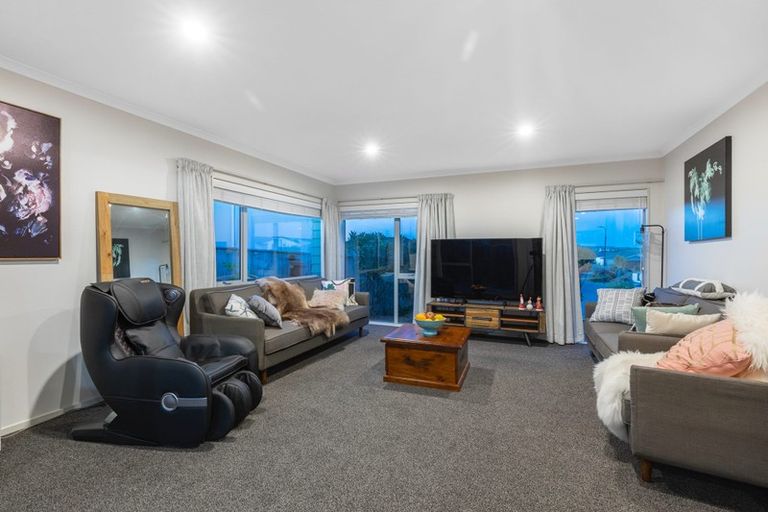 Photo of property in 6 Grace Cove, Aotea, Porirua, 5024