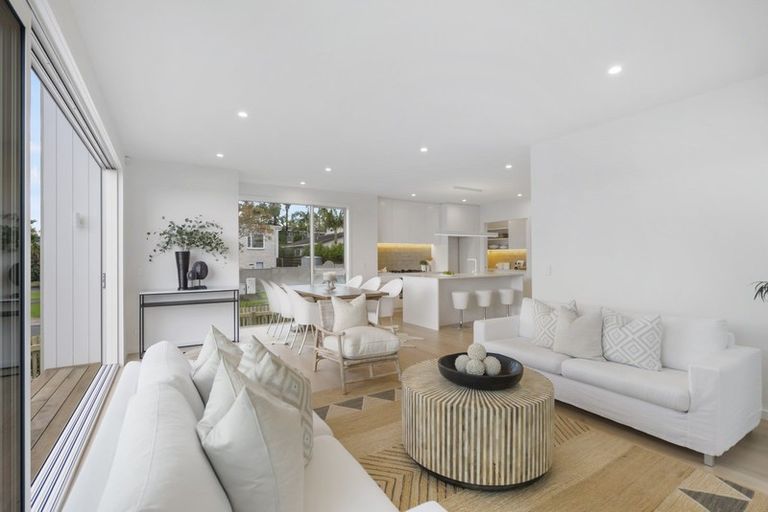 Photo of property in 1 Andrea Place, Sunnyhills, Auckland, 2010