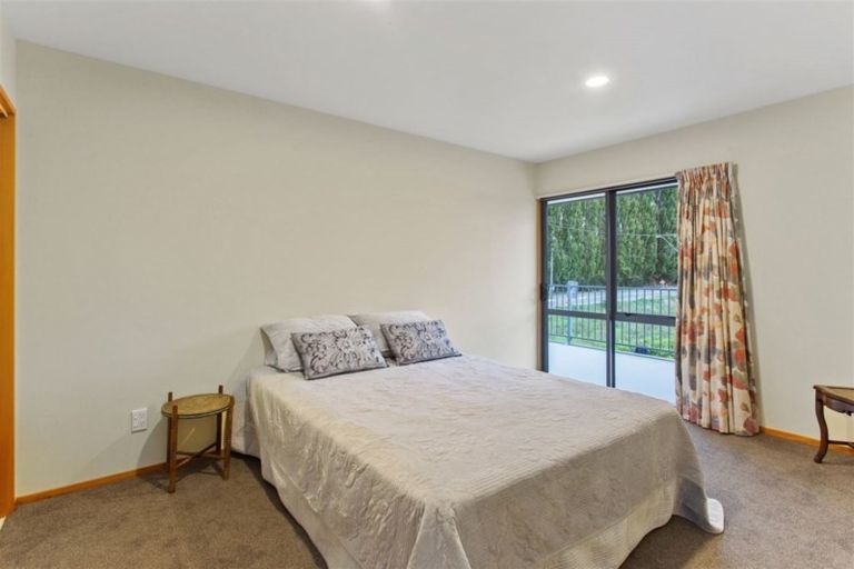 Photo of property in 100 Gardiners Road, Harewood, Christchurch, 8051