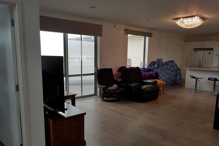 Photo of property in 28 Gibbston Crescent, Flat Bush, Auckland, 2016