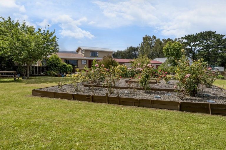 Photo of property in 55 Waikawa Beach Road, Manakau, Levin, 5573