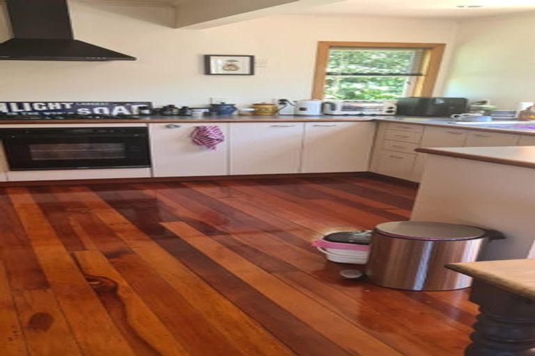 Photo of property in 14 Peter Terrace, Castor Bay, Auckland, 0620
