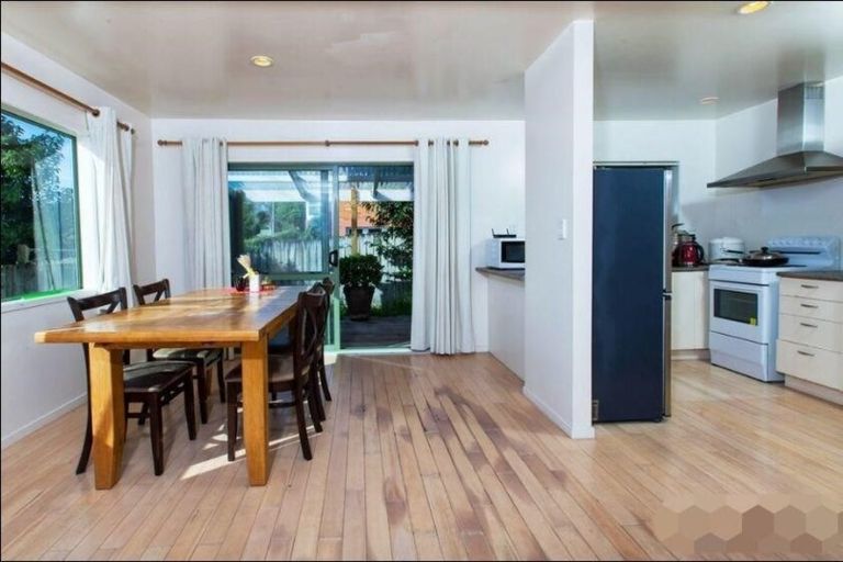 Photo of property in 2/5 Kilham Avenue, Northcote, Auckland, 0627