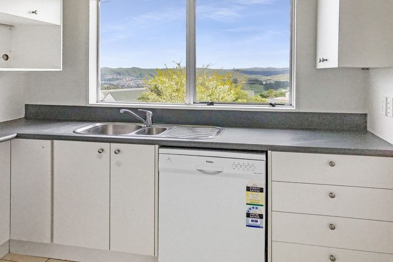 Photo of property in 15a Bayswater Place, Newlands, Wellington, 6037