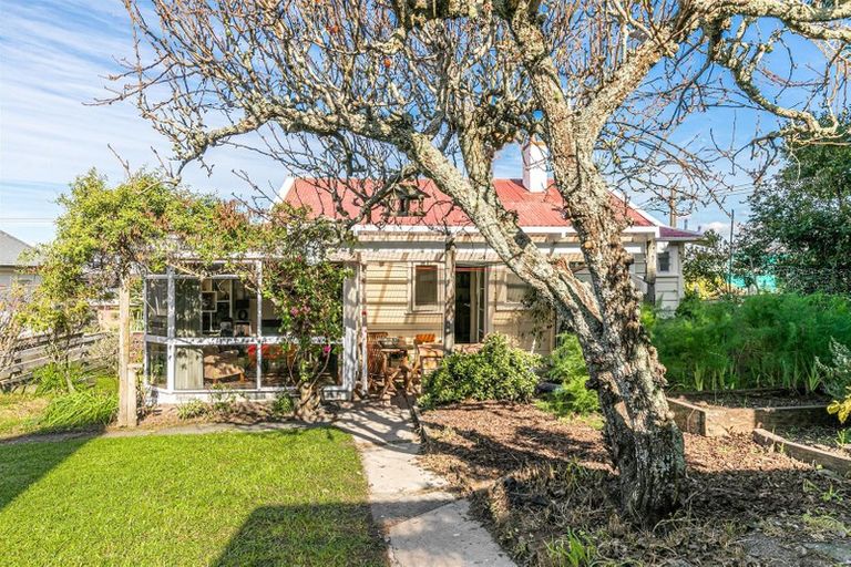 Photo of property in 18 Ngataringa Road, Devonport, Auckland, 0624