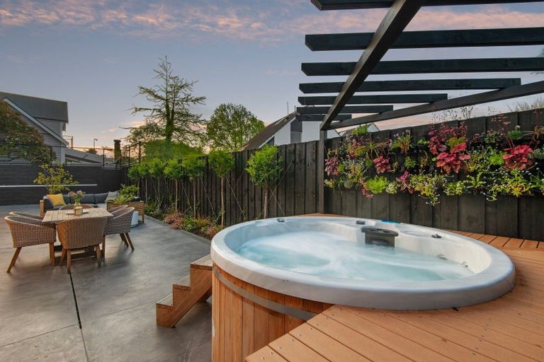 Photo of property in 75 Holly Road, St Albans, Christchurch, 8014