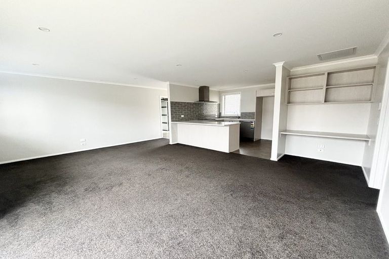 Photo of property in 5 Rewarewa Way, Timberlea, Upper Hutt, 5018