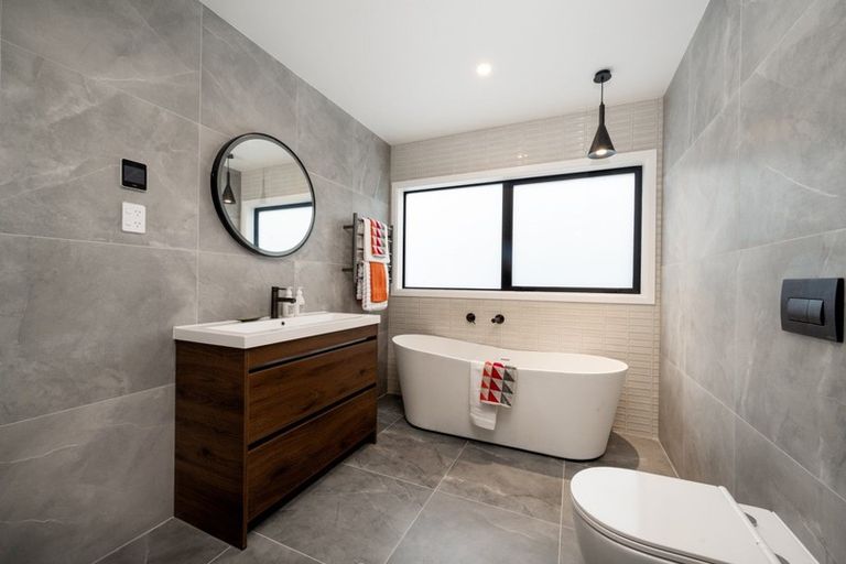 Photo of property in 15a The Parade, Bucklands Beach, Auckland, 2012