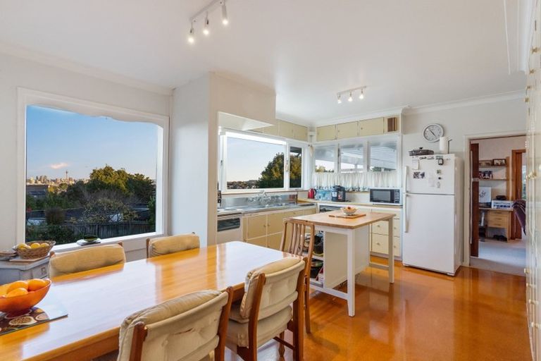 Photo of property in 83 Pupuke Road, Northcote, Auckland, 0627