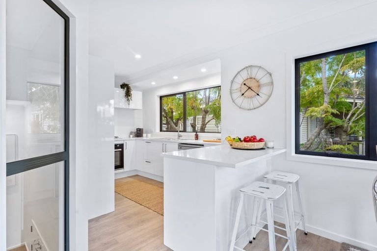 Photo of property in 2/21 Tobruk Crescent, Milford, Auckland, 0620