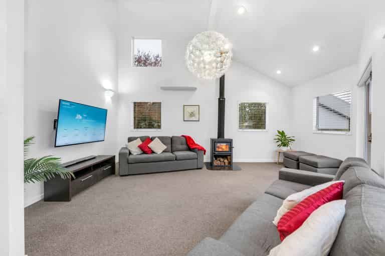 Photo of property in 18 Marina View Drive, West Harbour, Auckland, 0618