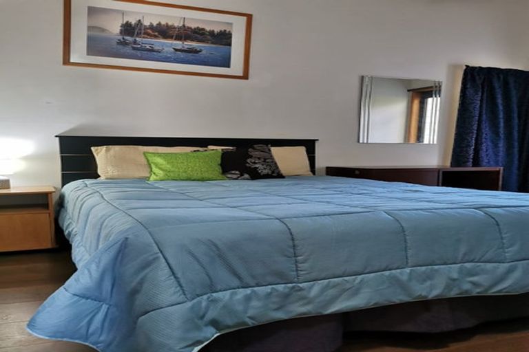 Photo of property in 40a Staincross Street, Green Bay, Auckland, 0604