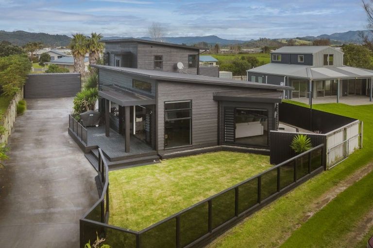 Photo of property in 25 Pacific Place, Whitianga, 3510
