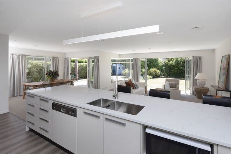 Photo of property in 72 Memorial Avenue, Ilam, Christchurch, 8053