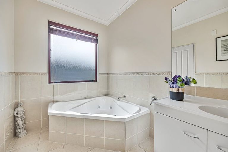 Photo of property in 5 Courtneys, West Harbour, Auckland, 0618